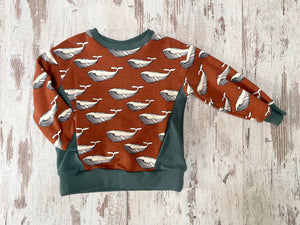 Sweater mit Tasche - Wale rost Gr. 80-98